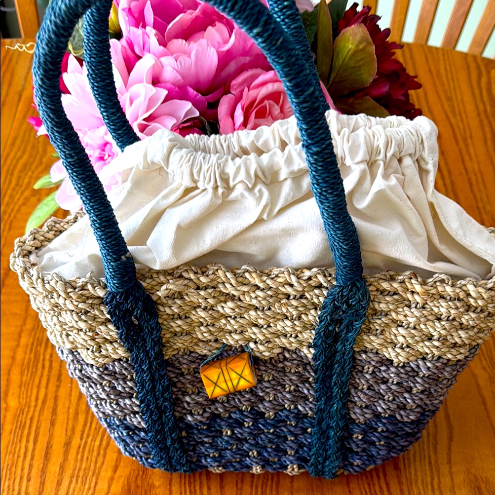 Woven Gradient Straw Tote Bag With Cream Drawstring Liner
